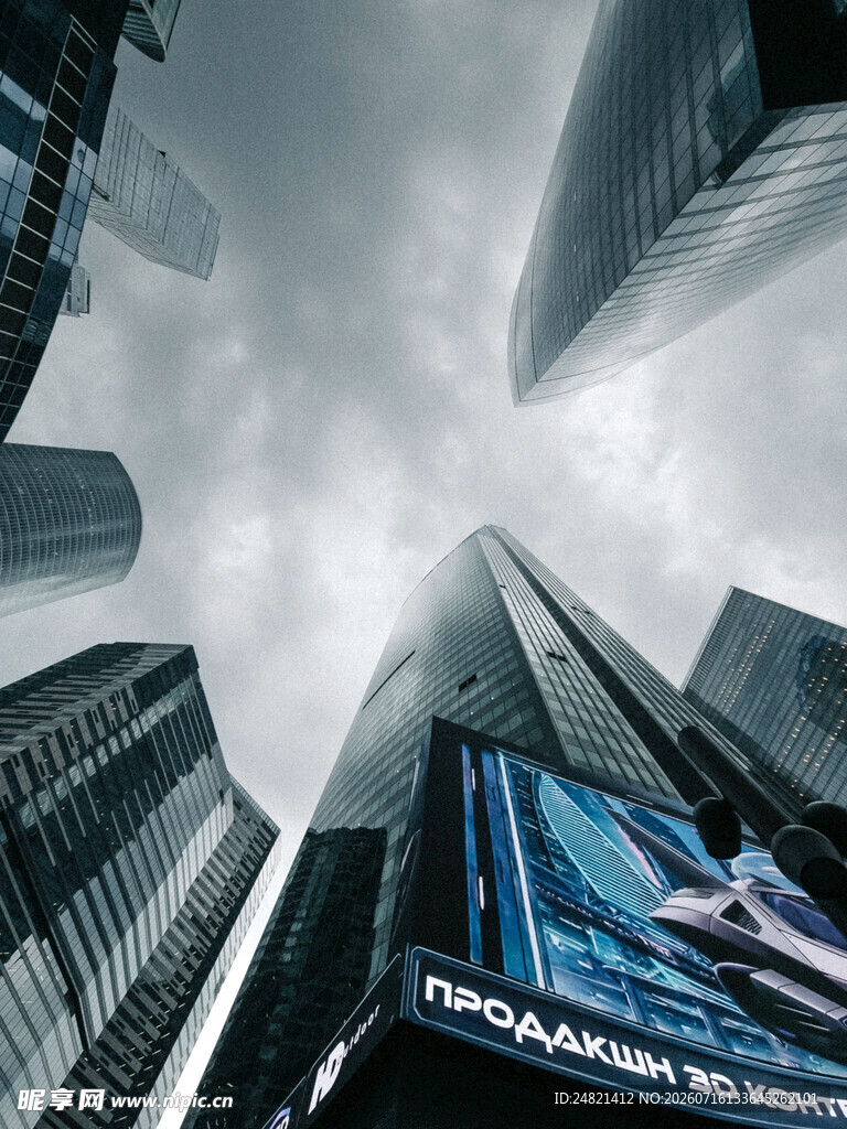 仰视都市摩天大楼景观