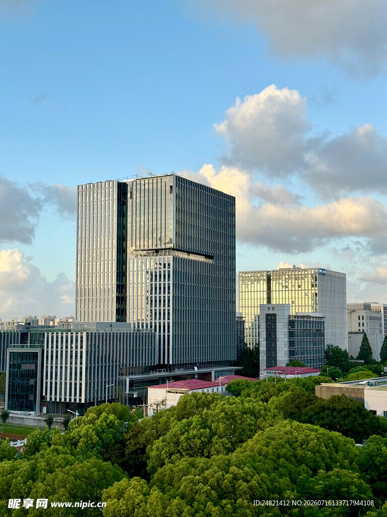 城市中矗立的现代化建筑群