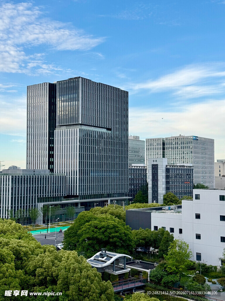现代都市高楼与绿植景观