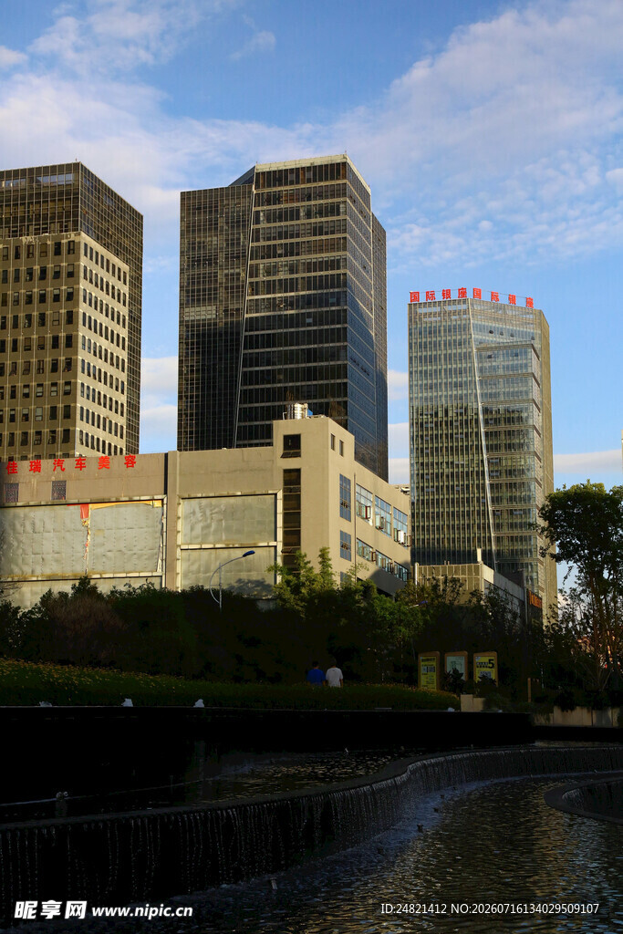 城市河畔的现代高楼景观