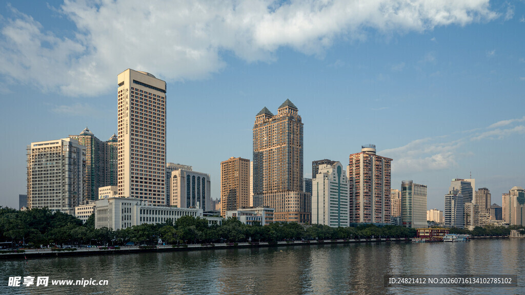 城市河畔的现代高楼景观