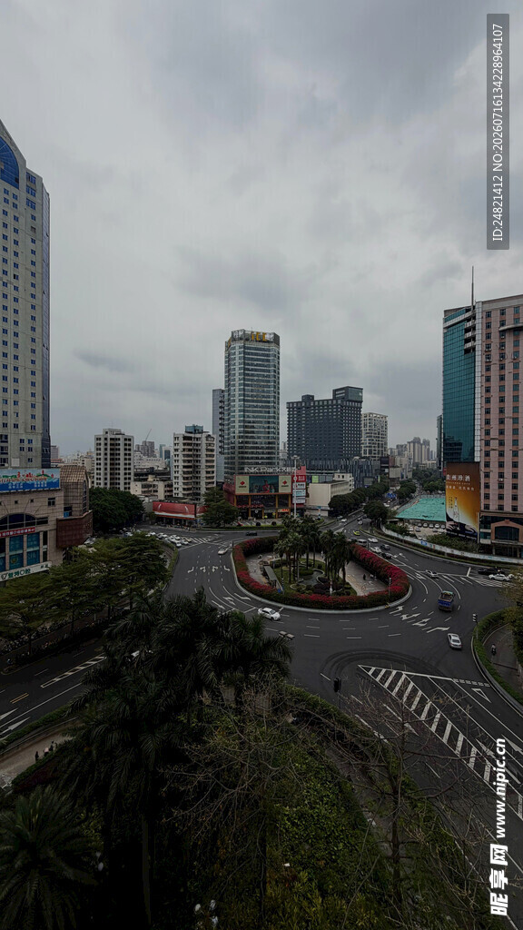 城市阴天街景俯瞰