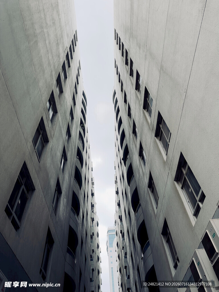 高楼林立间的天空视角