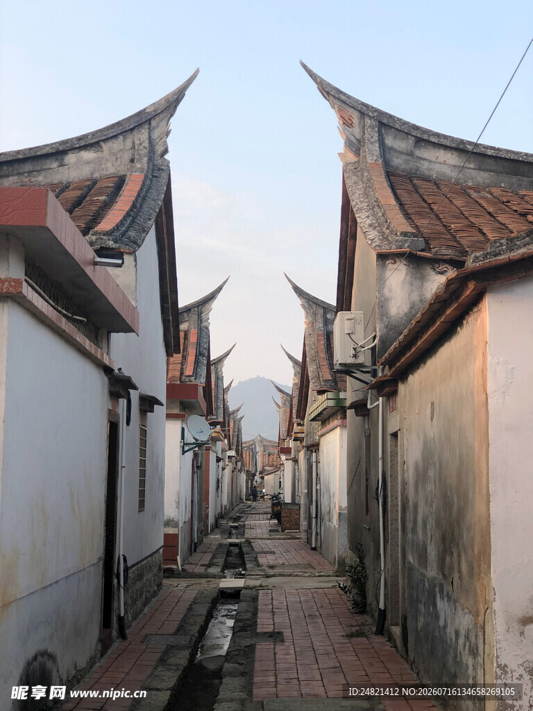 古巷中的中式传统建筑风貌