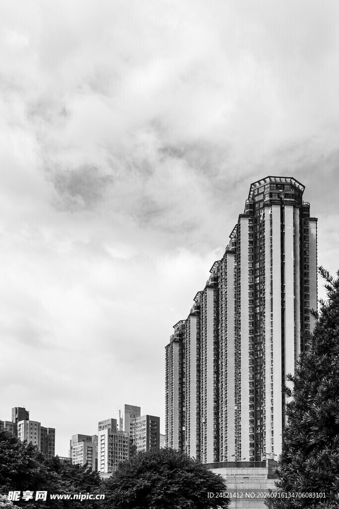 城市高楼景观黑白影像