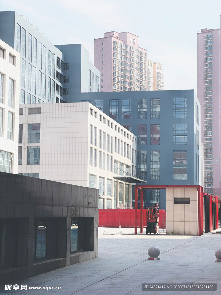 城市中现代建筑与空旷场地
