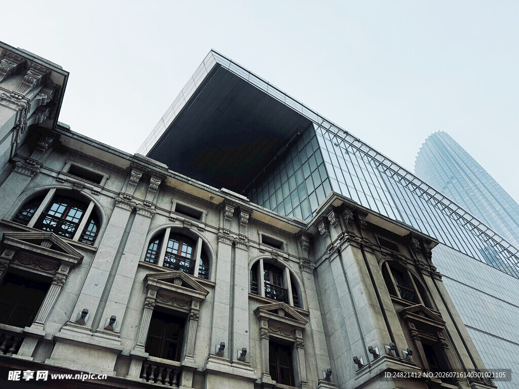 新旧建筑对比的城市景观
