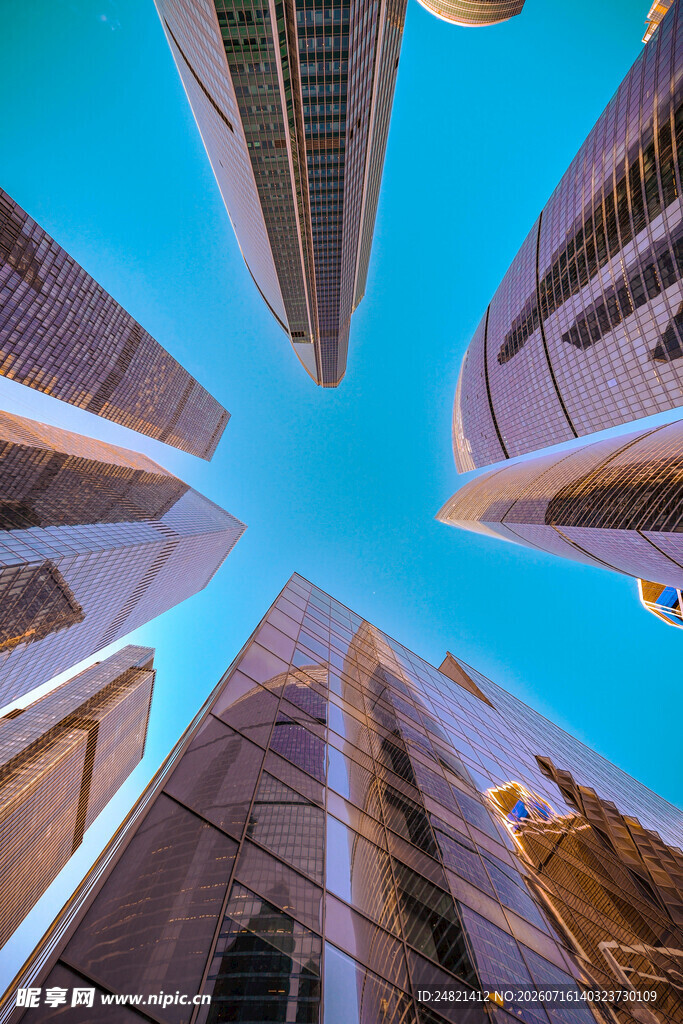 仰视都市摩天大楼景观