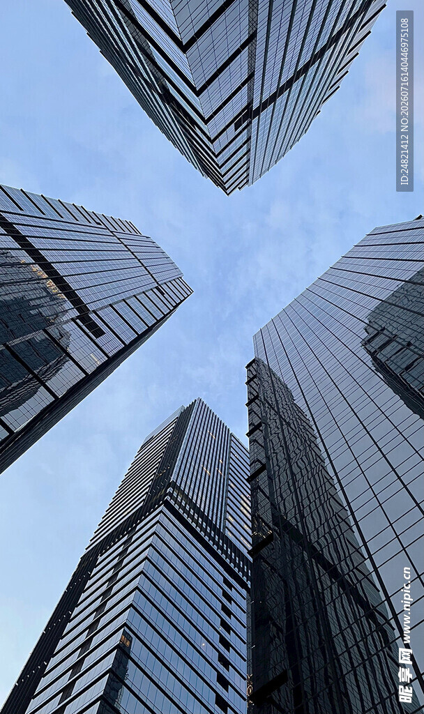 仰视都市摩天大楼景观