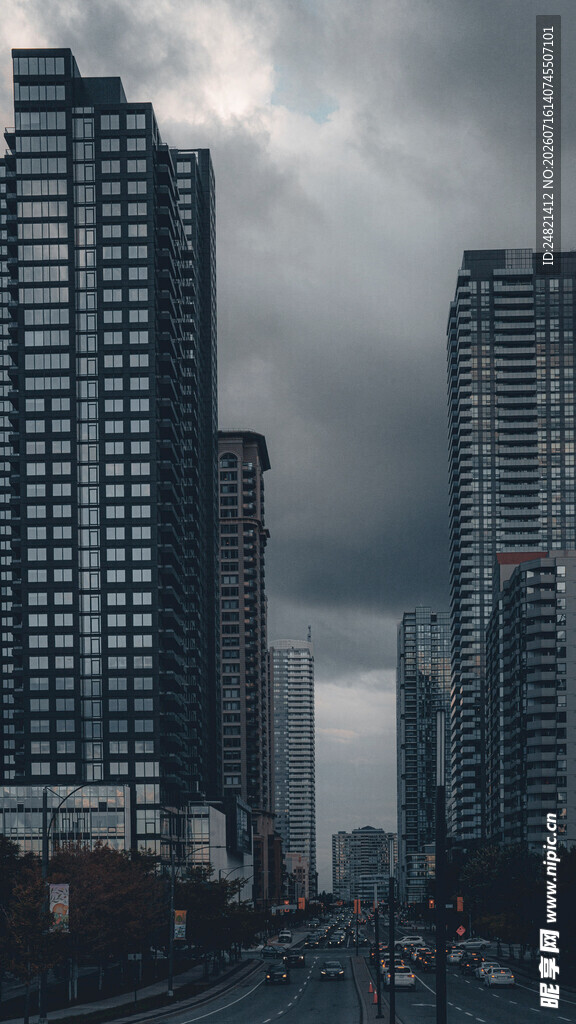 都市高楼林立的阴沉景象