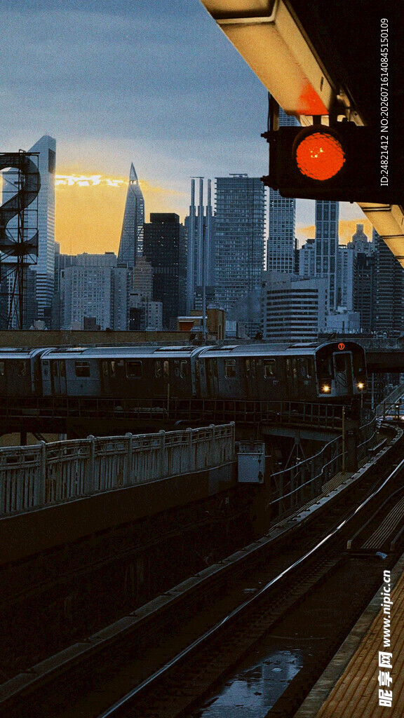 城市铁轨旁的信号灯景观