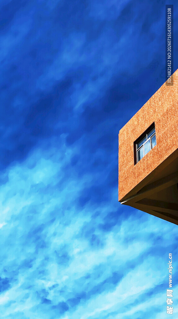 悬空建筑与梦幻蓝天