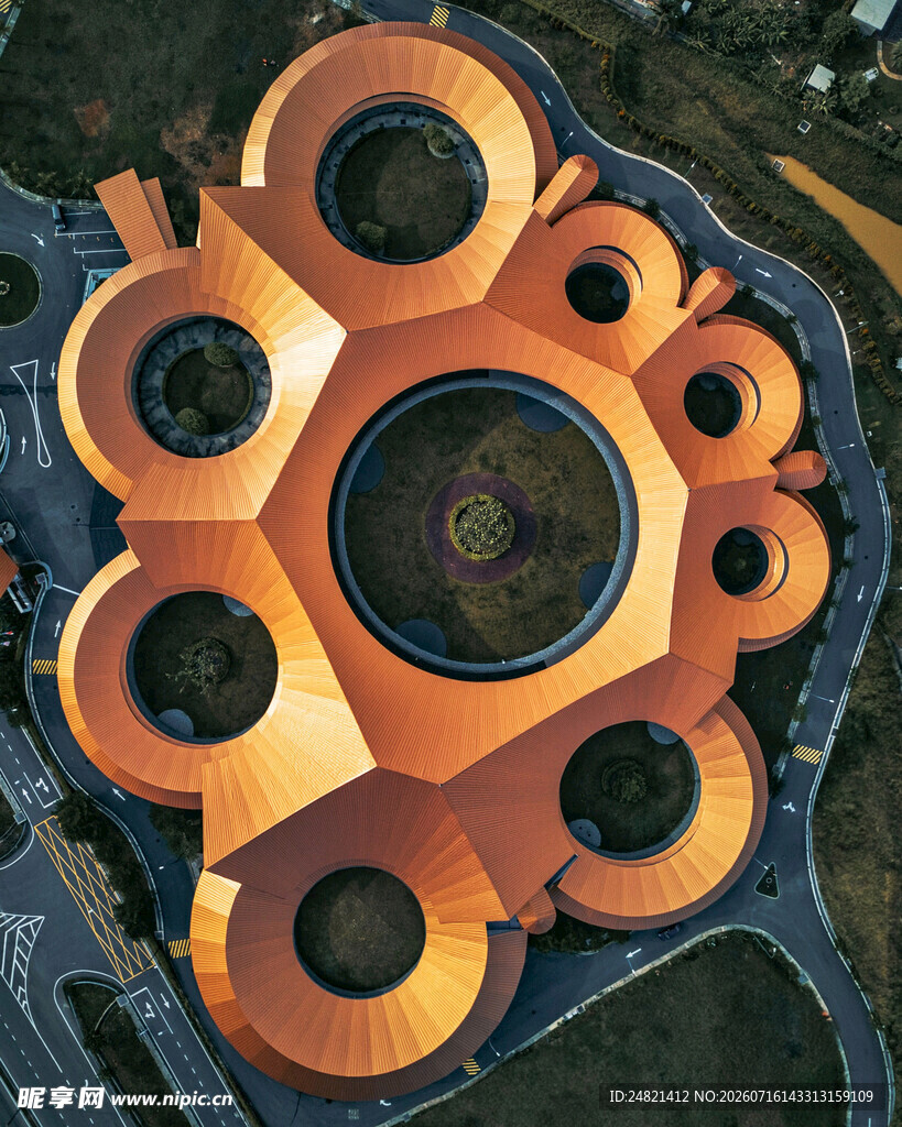 独特橙色环形建筑俯瞰图