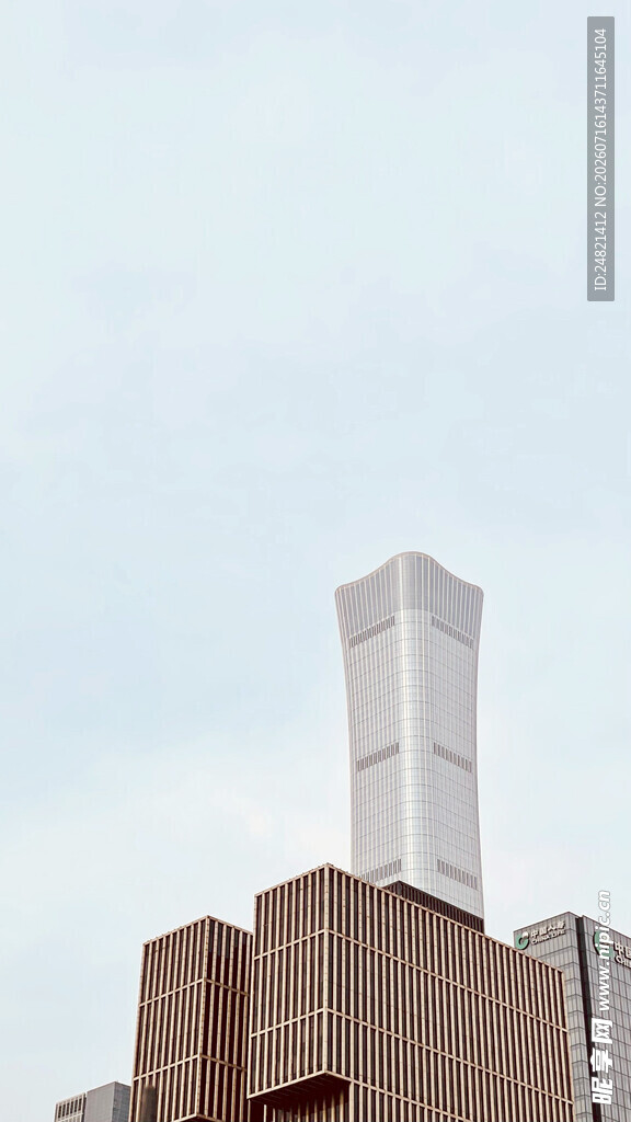 城市中高耸的现代建筑