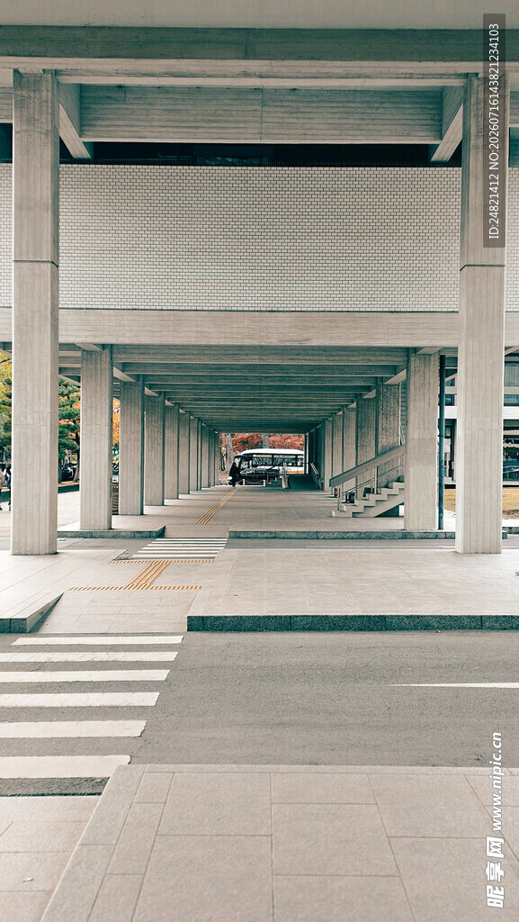 现代建筑下的空旷通道