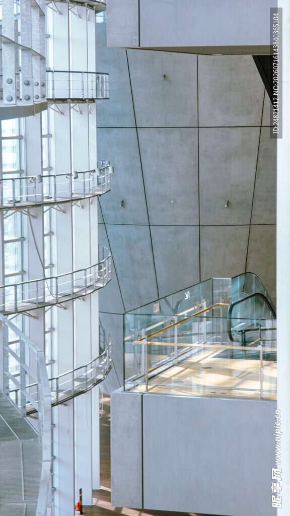 现代玻璃建筑内部景观