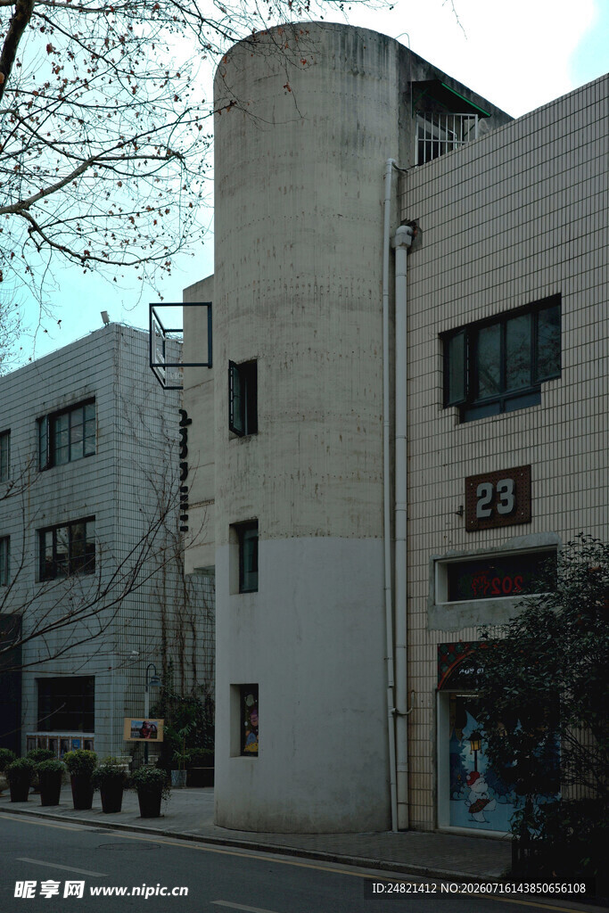 街边现代风格多层建筑