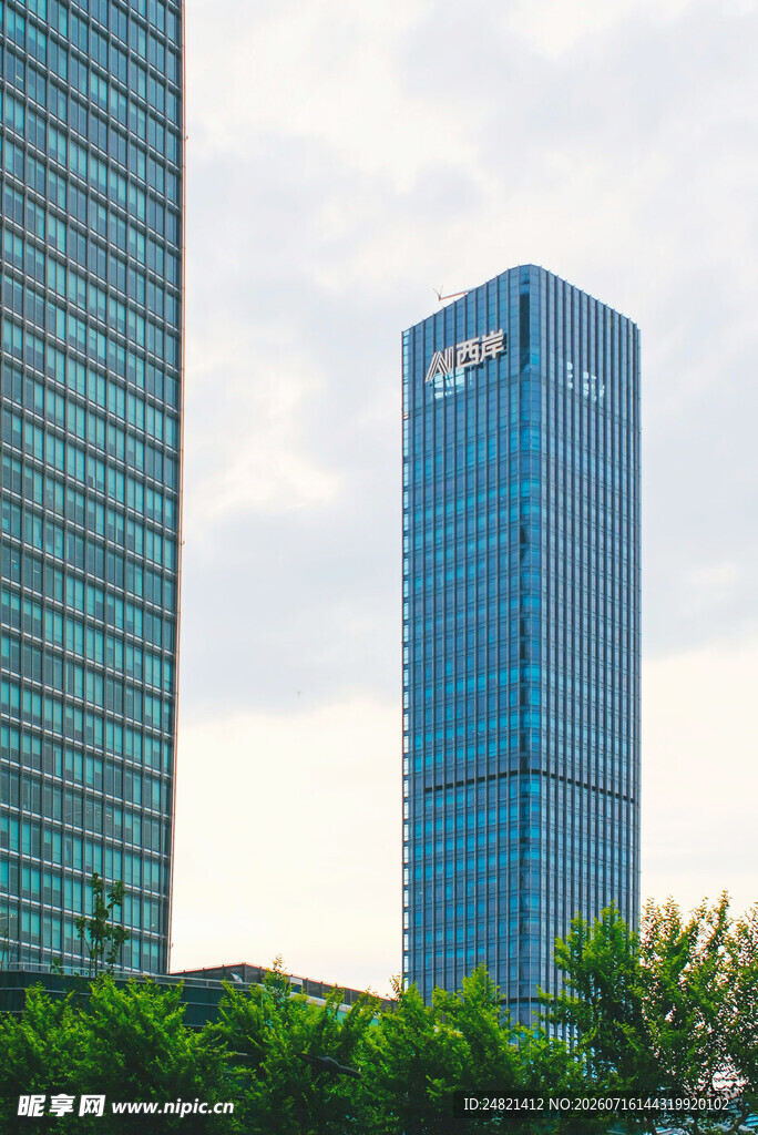 城市高楼与绿植景观