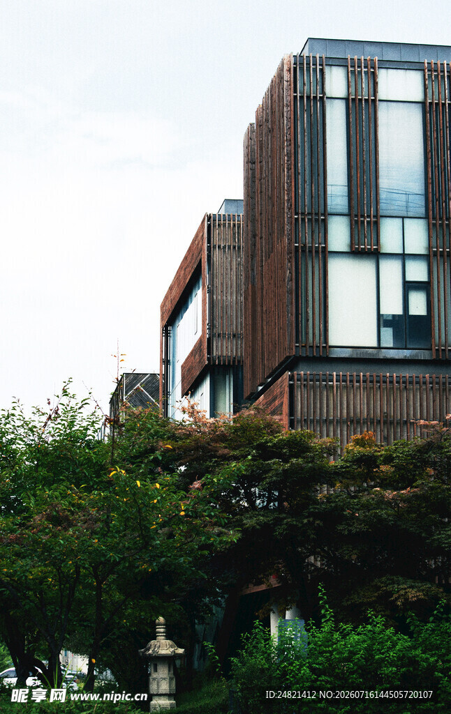 现代风格建筑与绿植景观