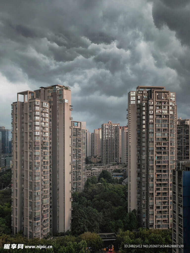乌云下的城市高楼景观
