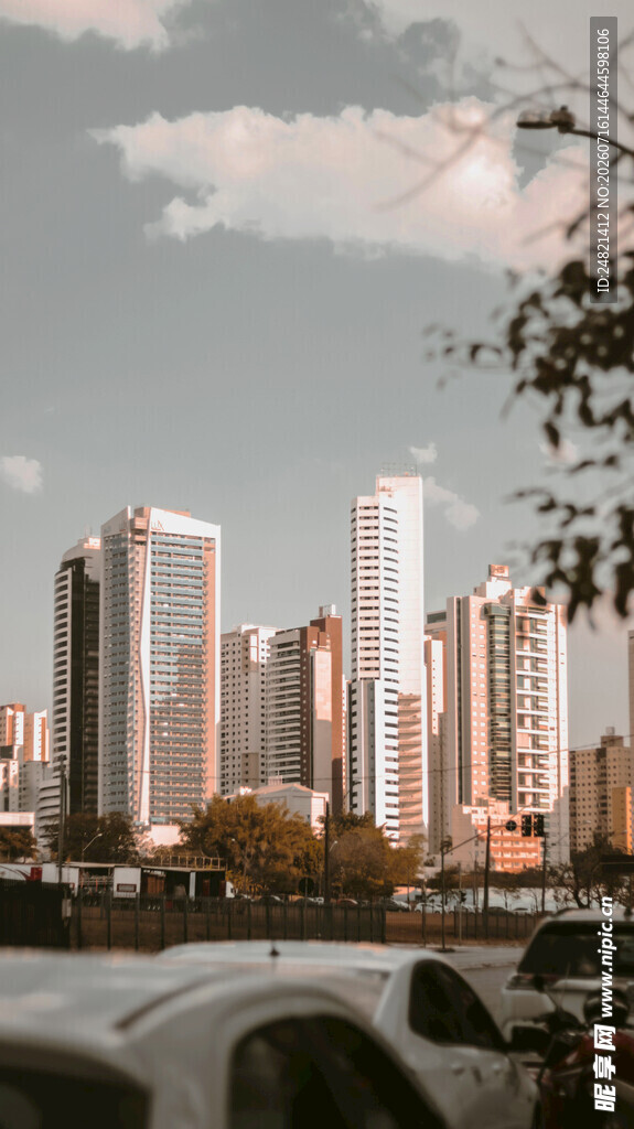 城市高楼与停车场景