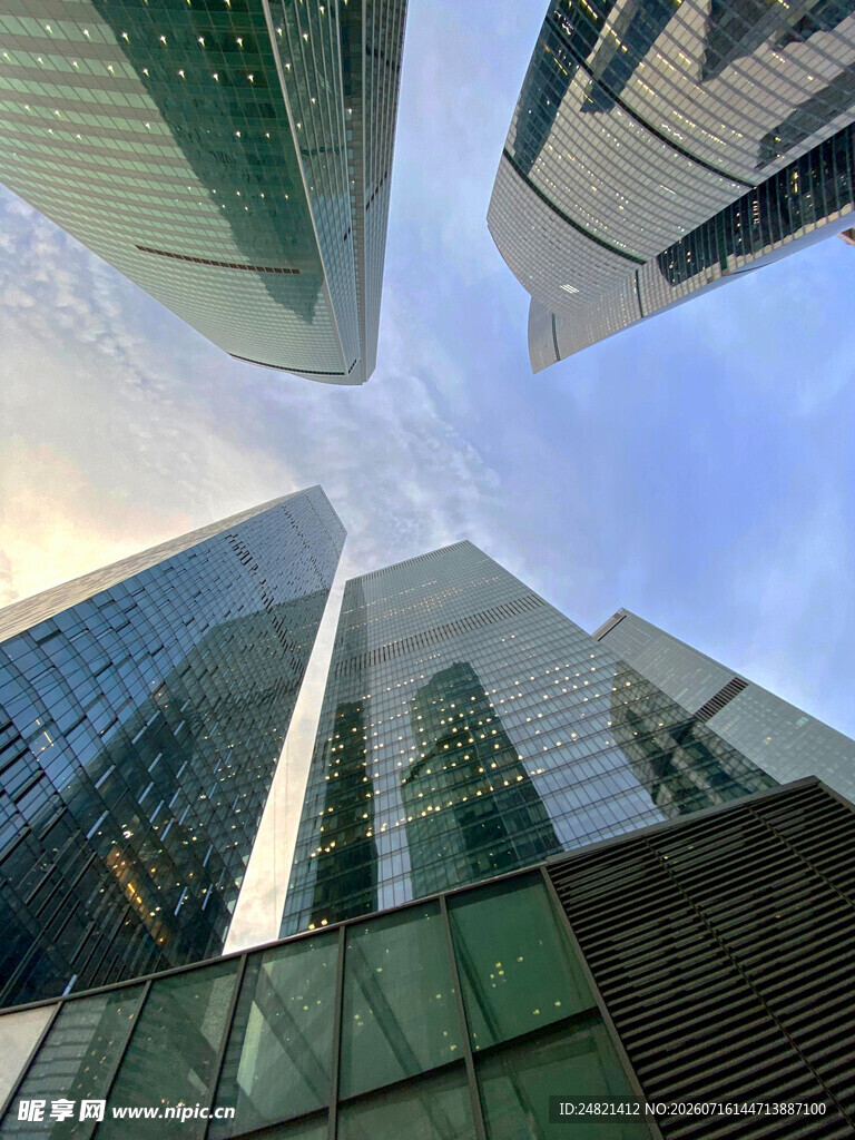 仰视都市摩天大楼景观
