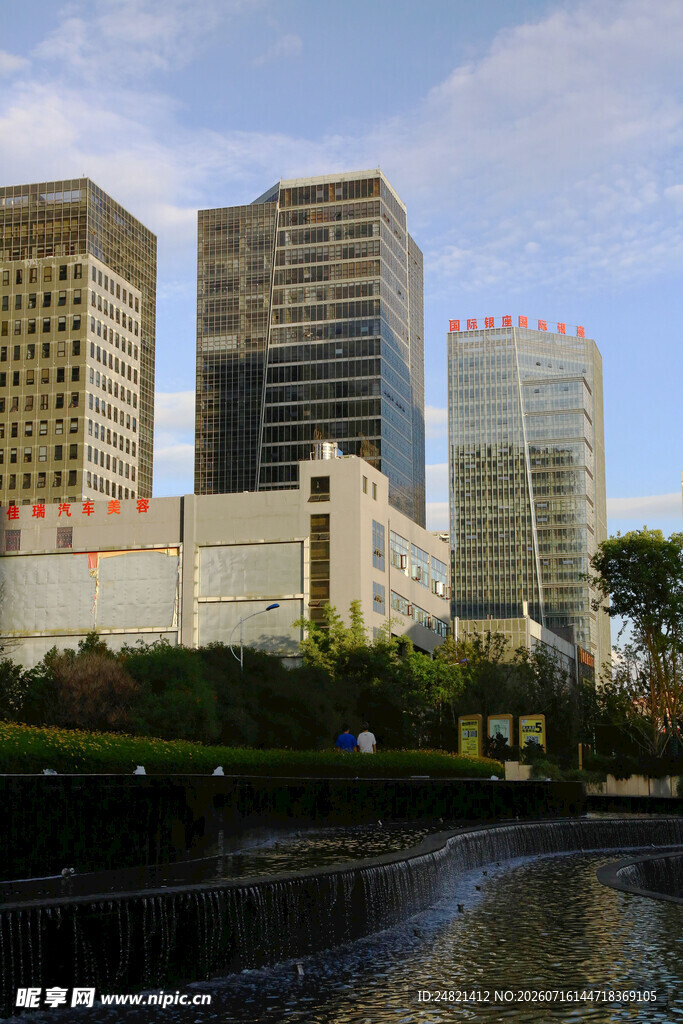 城市河畔的现代高楼景观