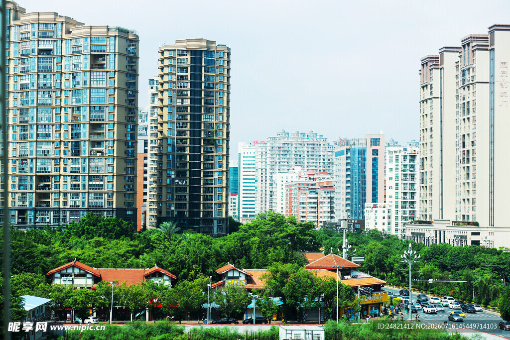 城市高楼与绿植景观