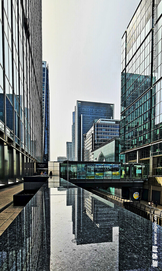 城市高楼与积水倒影景观