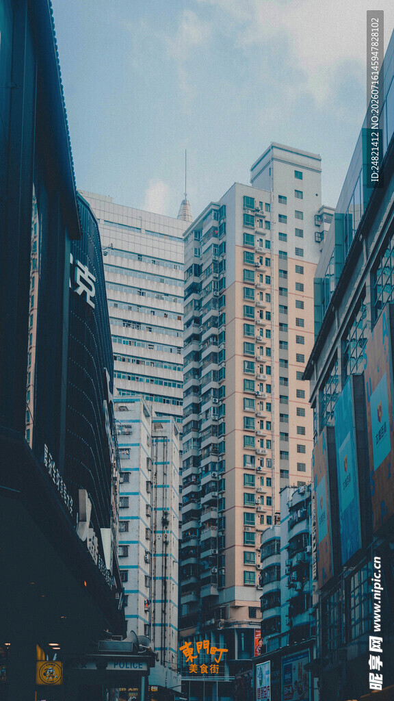 城市高楼林立的街道景象