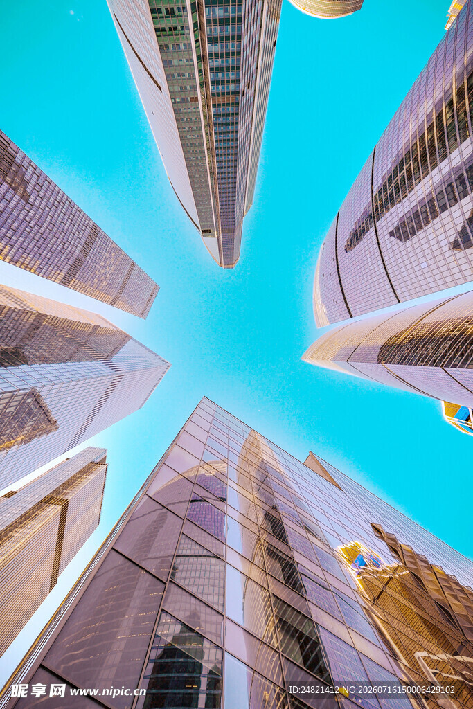 仰视都市摩天大楼景观