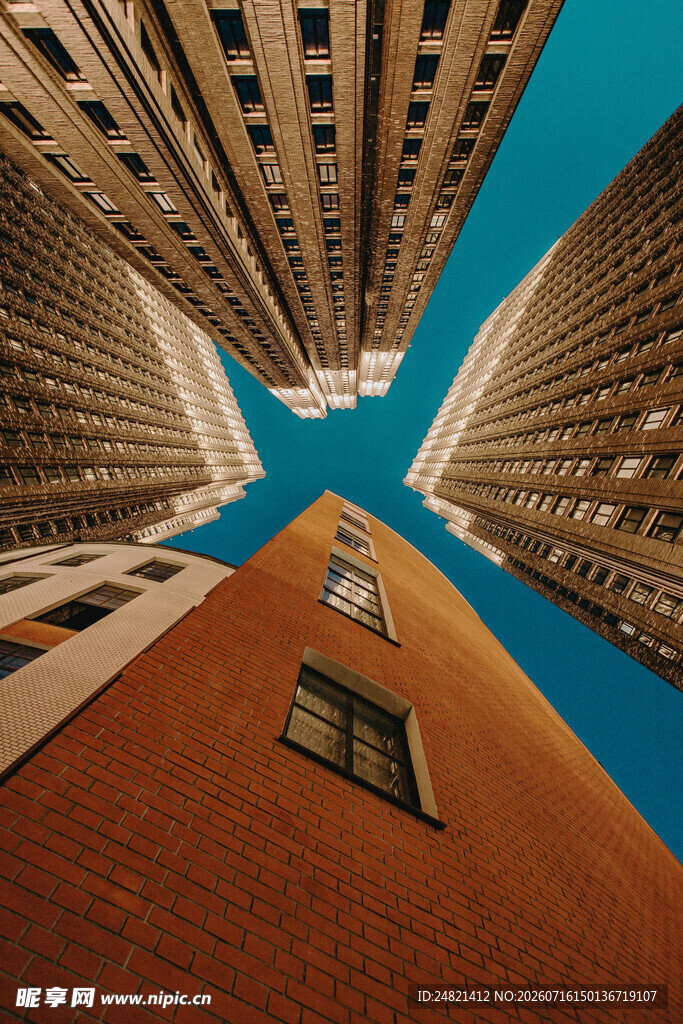 仰视城市高楼建筑景观