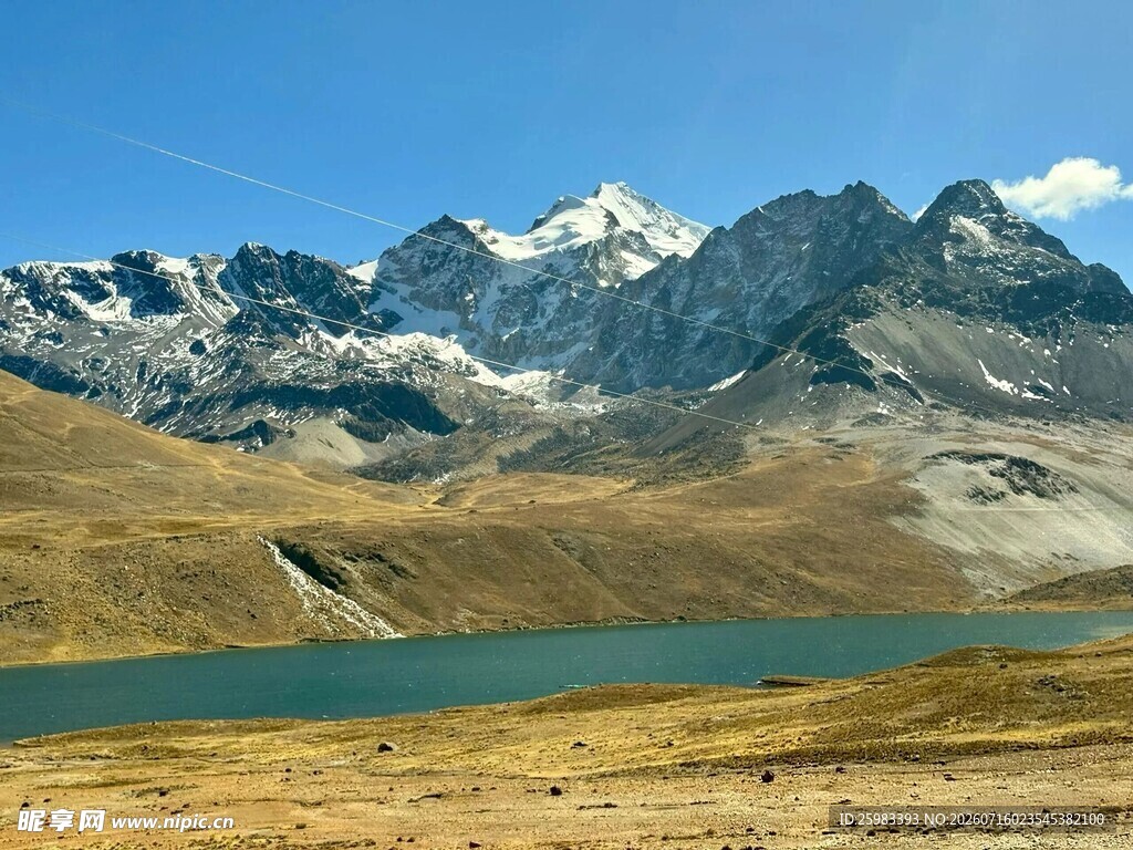 雪山湖泊