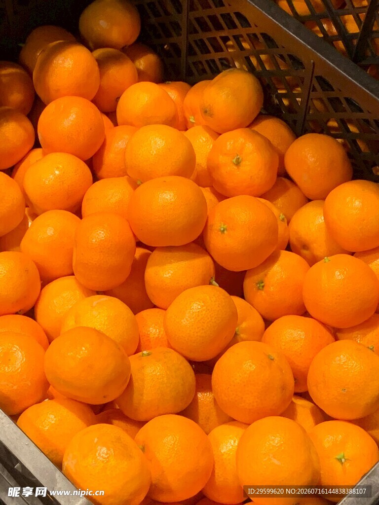 满满一筐新鲜橙子