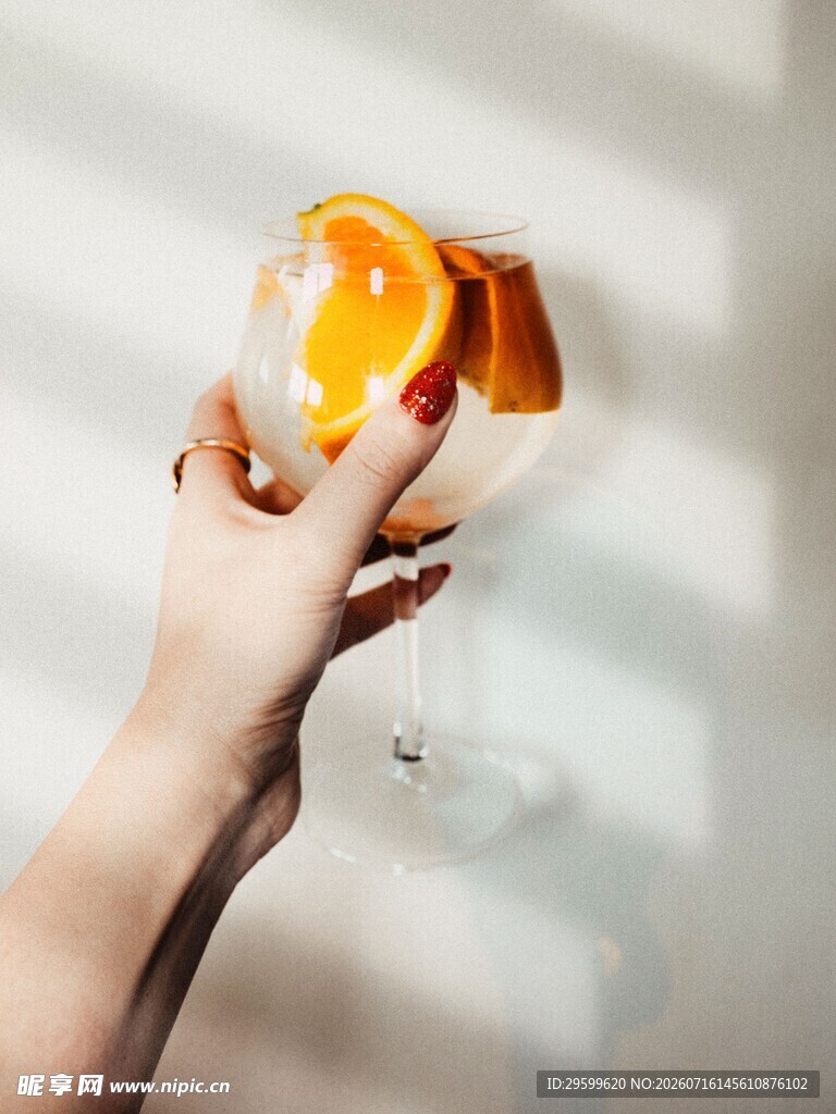 手托精美酒杯赏琥珀色酒