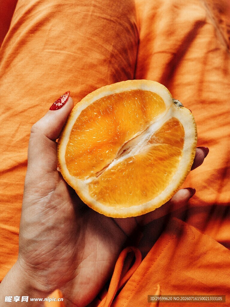 手捧切开的新鲜橙子