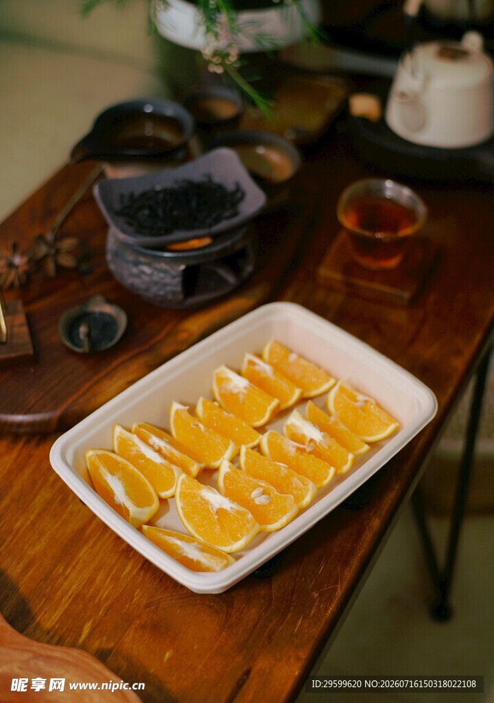 木桌摆置的美味橙片拼盘