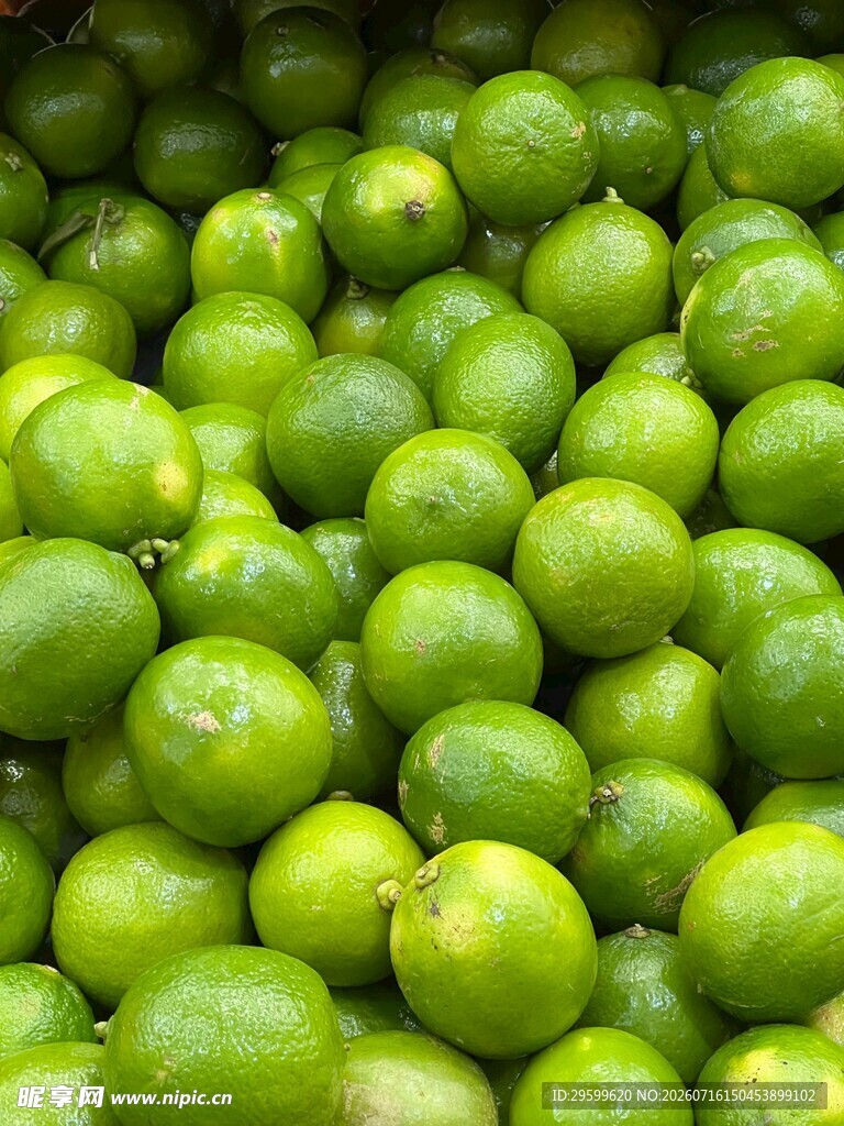 一堆新鲜青柠