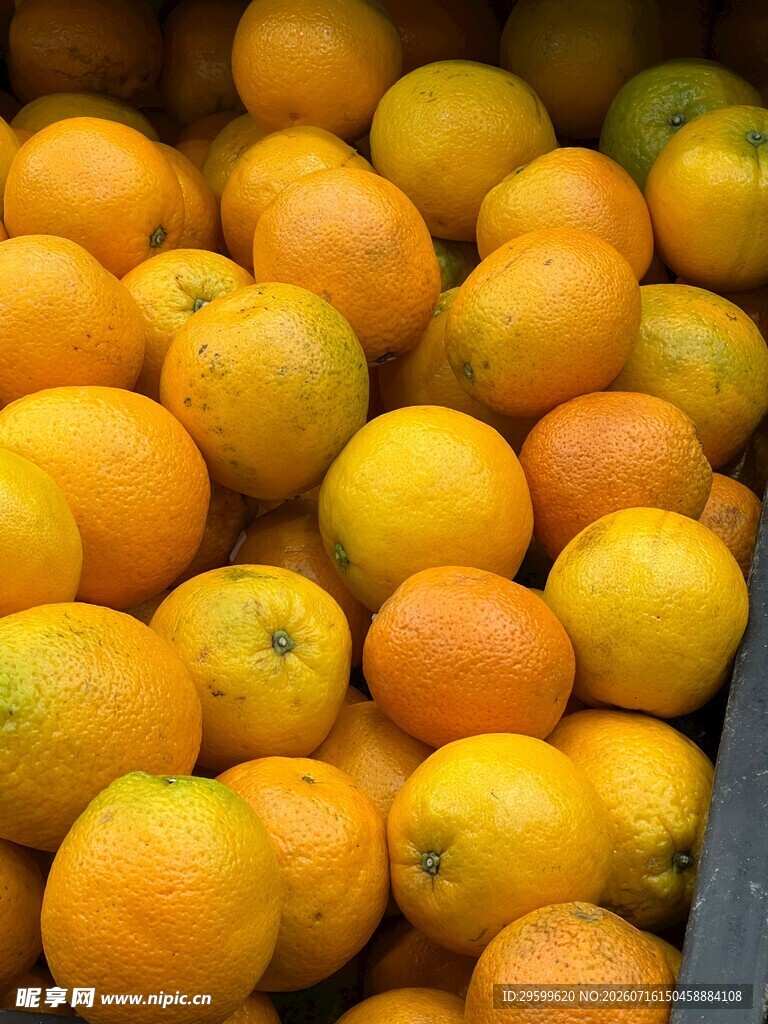 满满一箱新鲜的橙子