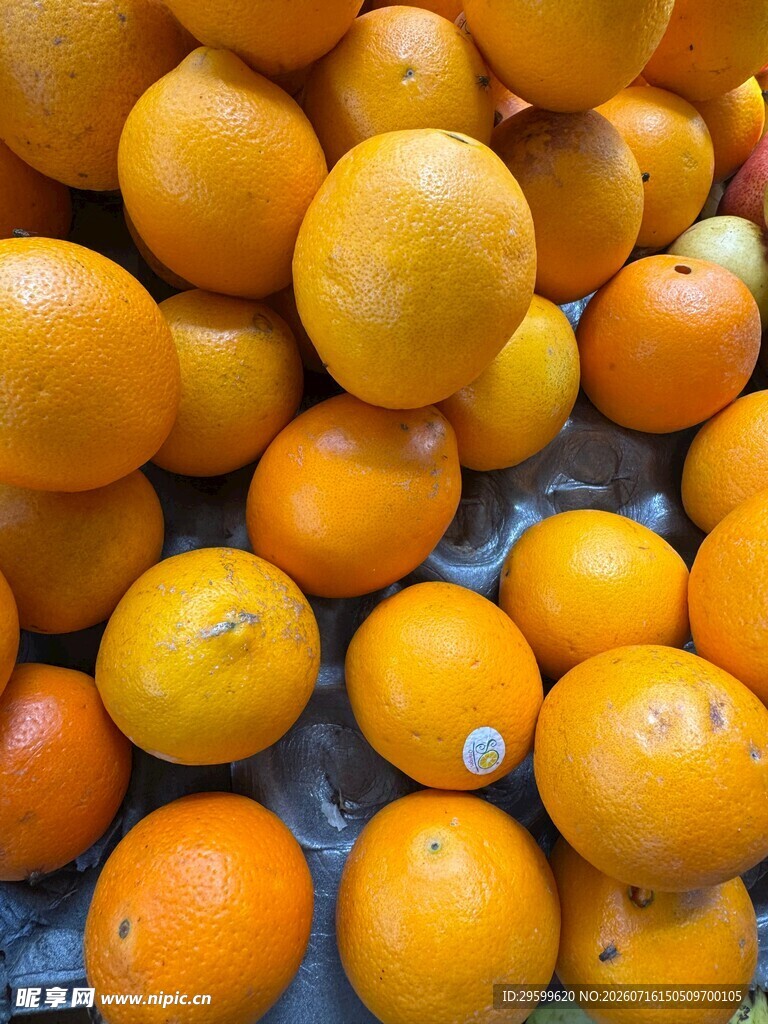 一堆饱满的新鲜橙子