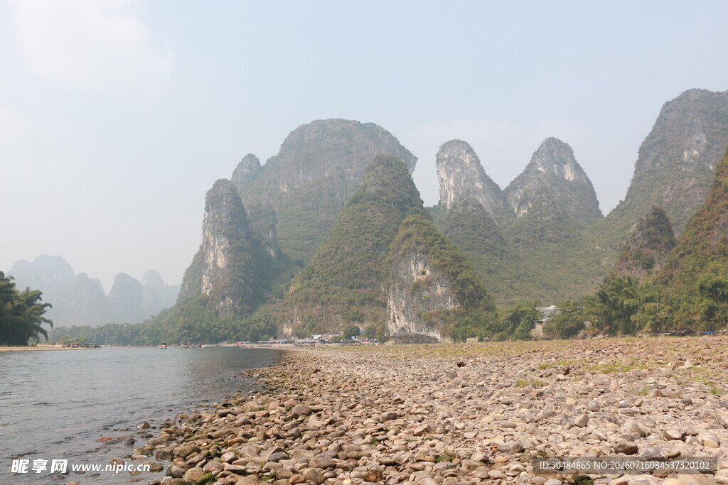 漓江畔的秀丽山水风光