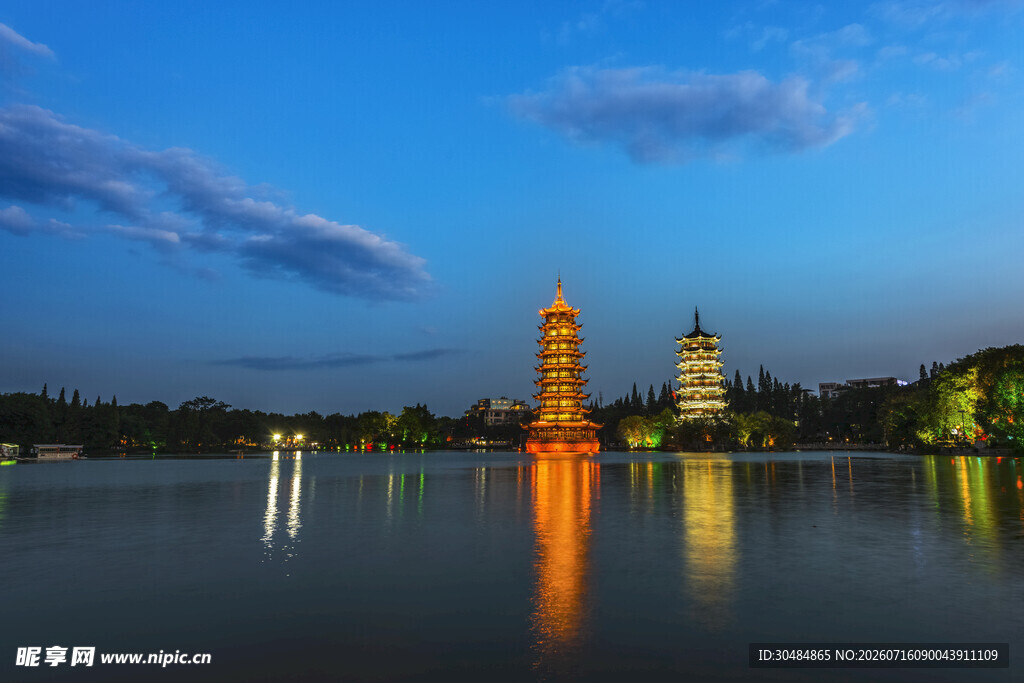 桂林夜景中的璀璨塔楼