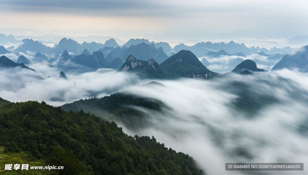 桂林山水山间云海美景