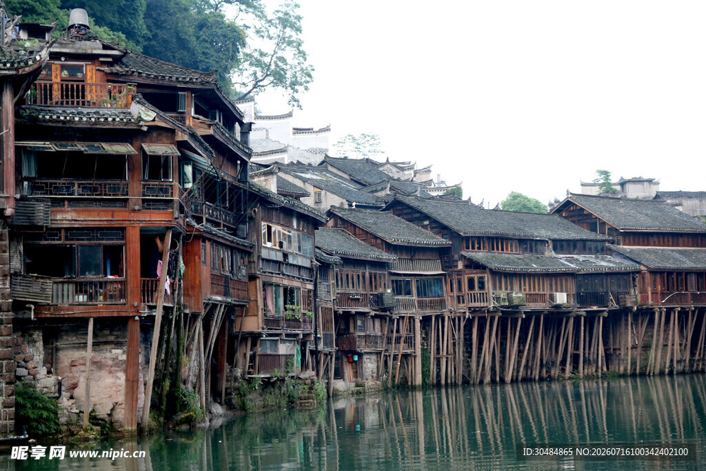 湘西水上吊脚楼风景