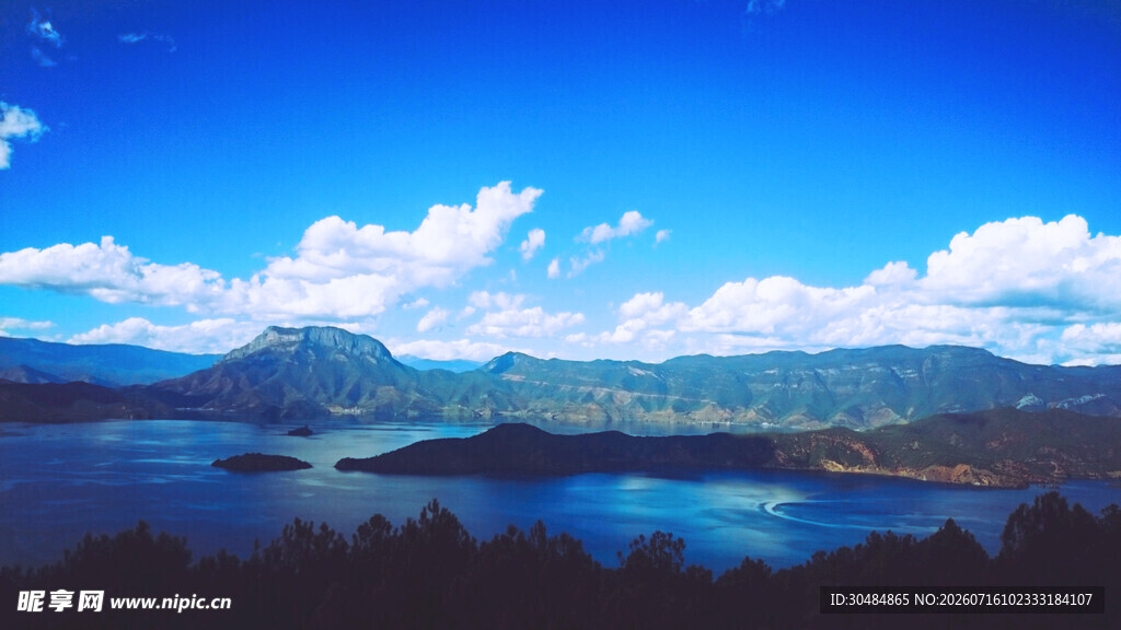 泸沽湖湖山风景
