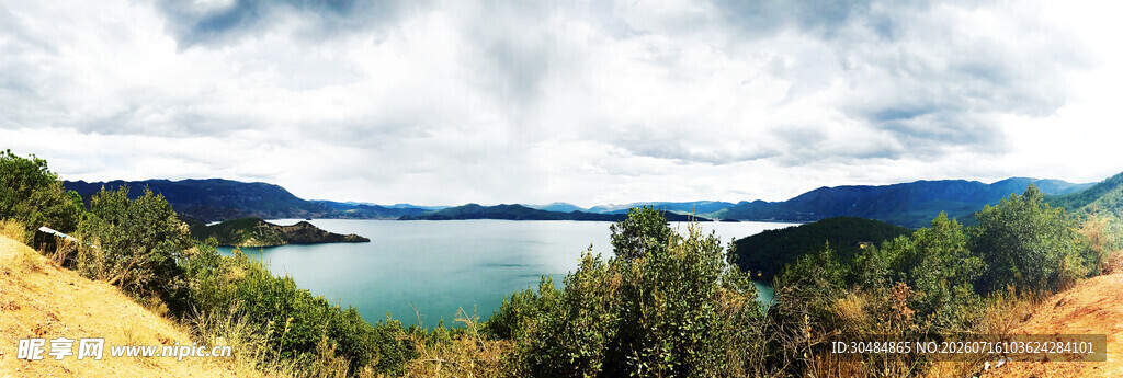 泸沽湖湖畔青山美景