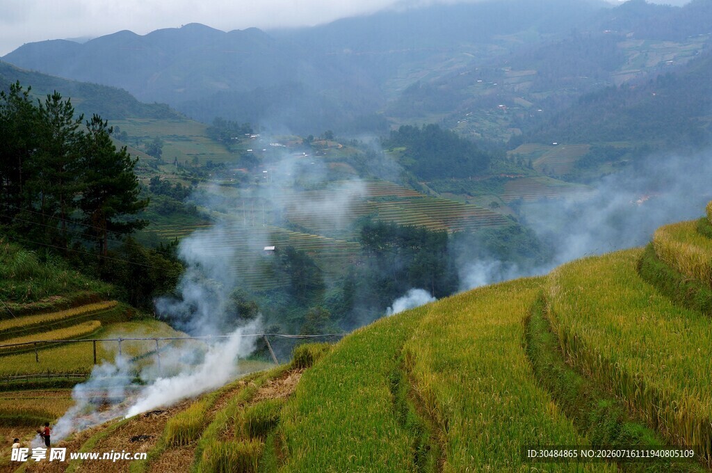 山间梯田炊烟袅袅美景