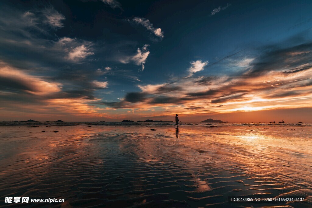 夕阳下的静谧水面与天空