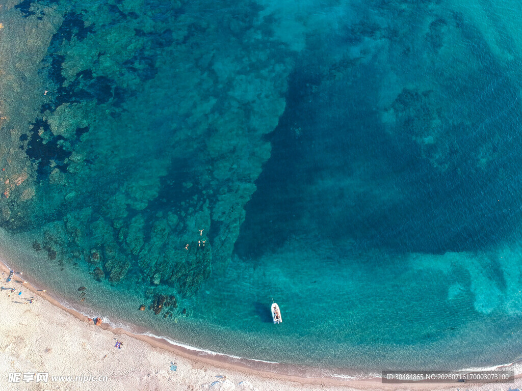 俯瞰清澈海边与海中船只