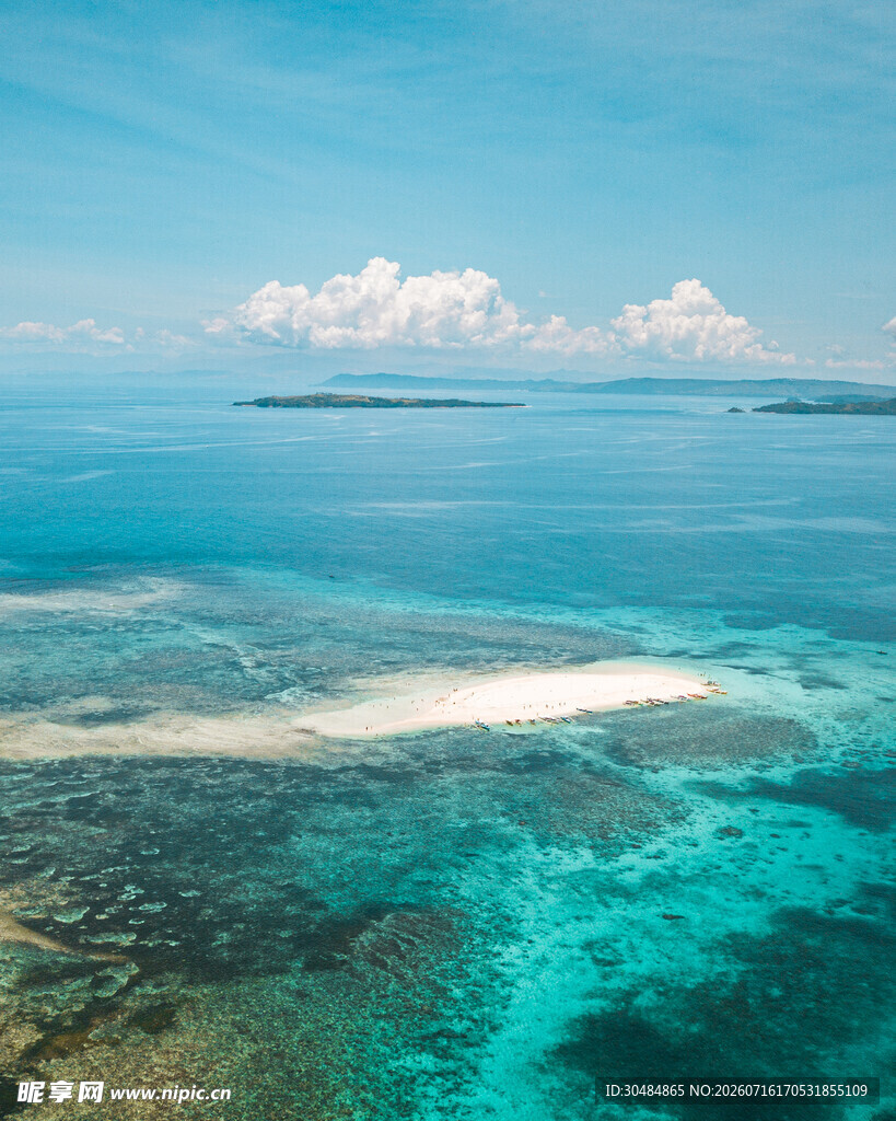 美丽海岛的清澈蔚蓝海景